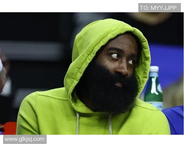 哈登跨界挑战足球明星展现运动员多才多艺的精彩瞬间