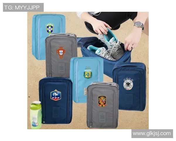 足球明星亲自赠送球迷足球鞋传递热爱与激情的温暖时刻 足球明星亲自赠送球迷足球鞋传递热爱与激情的温暖时刻